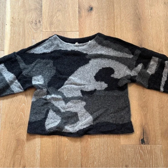 NWOT Margaret O'Leary Black & Gray Sweater, with Gathered Sleeves, Size XS